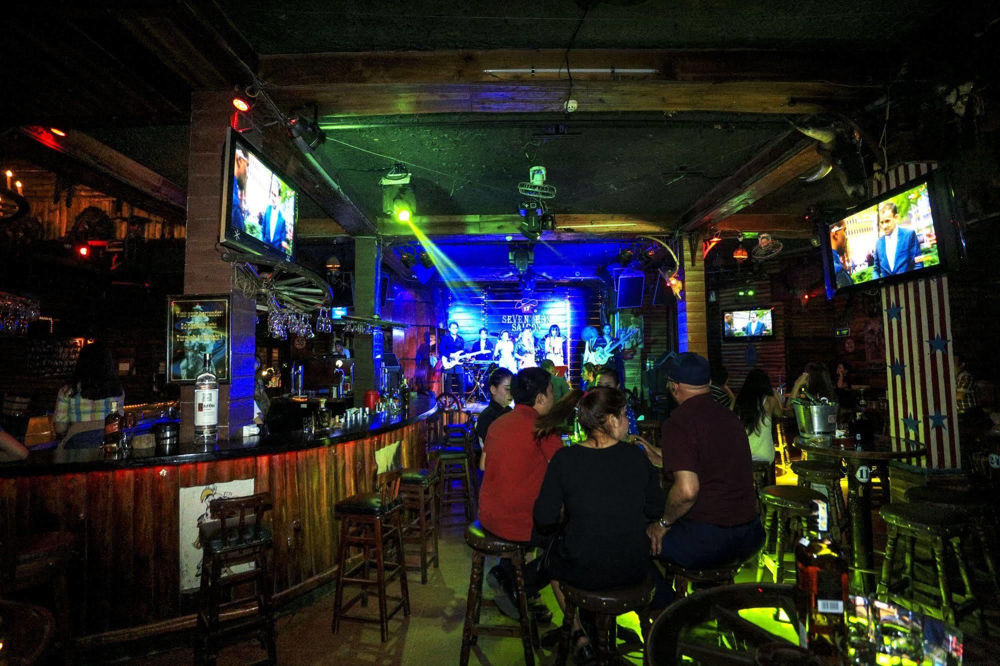 Seventeen Saloon Hotel Дананг Экстерьер фото