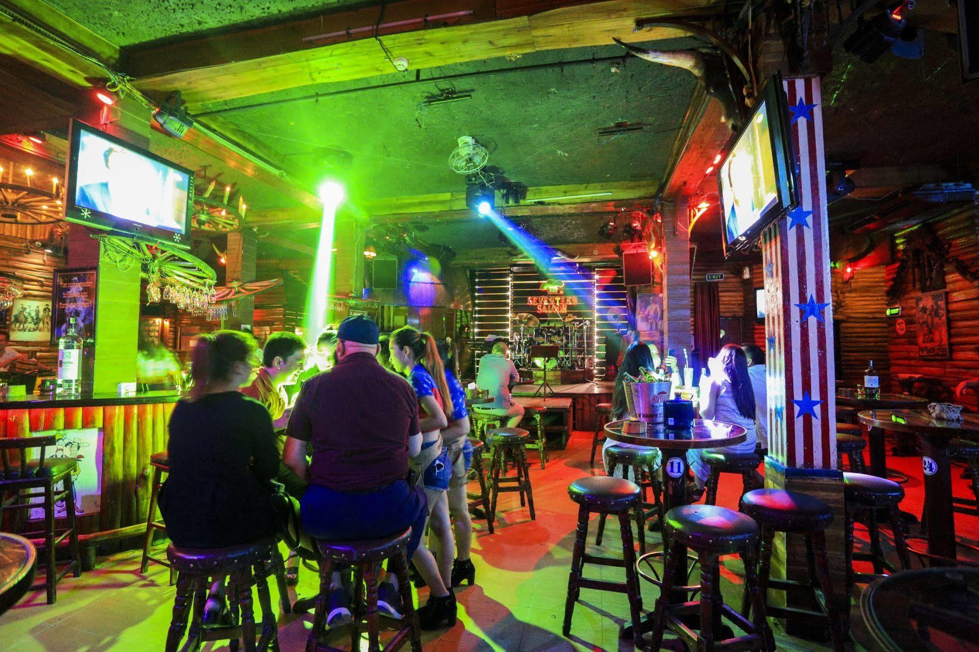 Seventeen Saloon Hotel Дананг Экстерьер фото