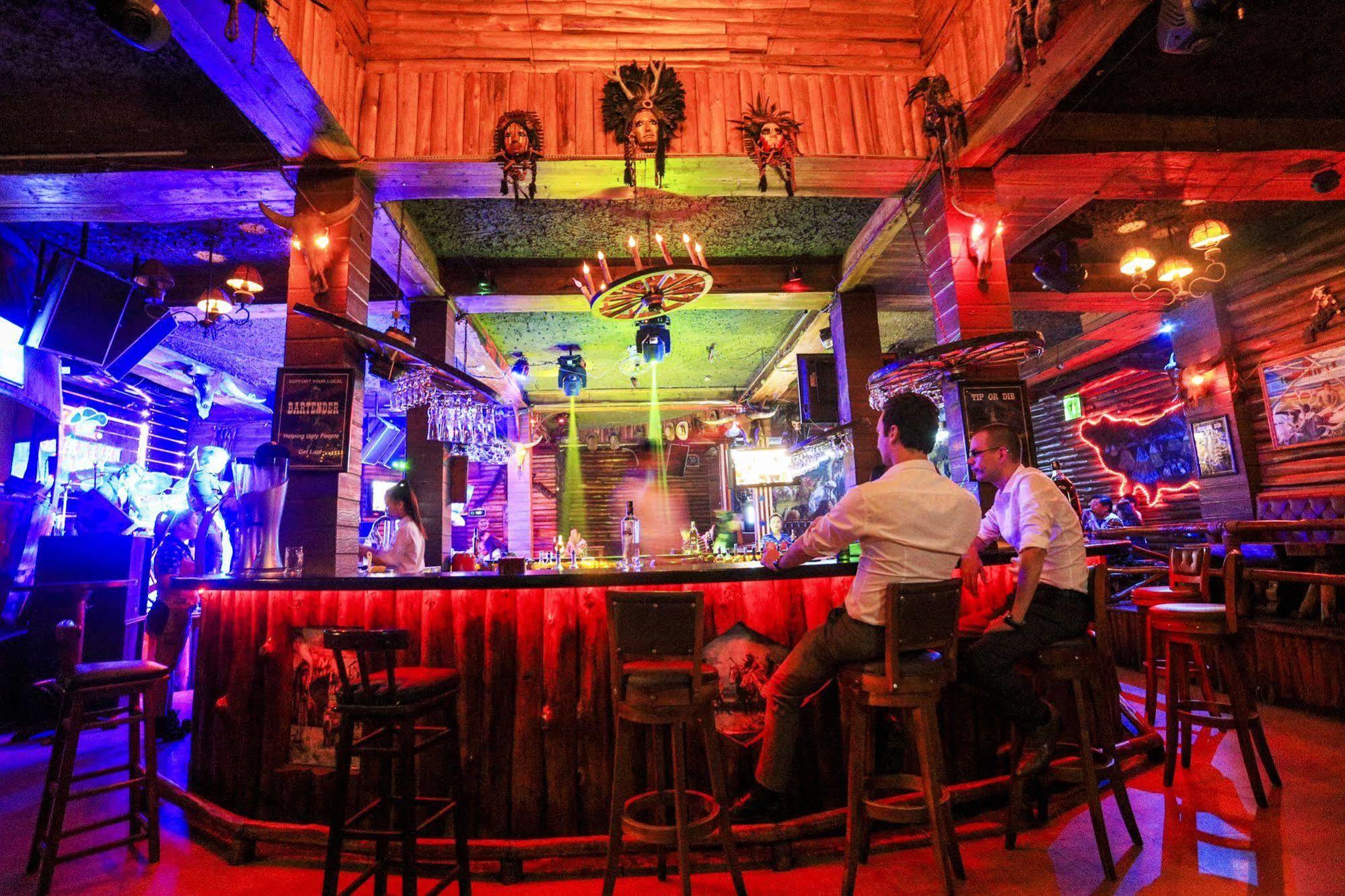 Seventeen Saloon Hotel Дананг Экстерьер фото