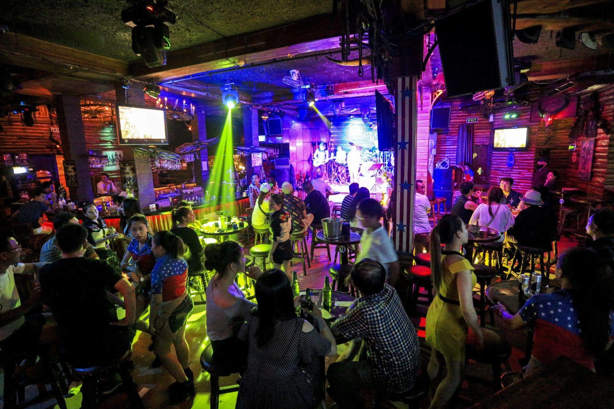 Seventeen Saloon Hotel Дананг Экстерьер фото